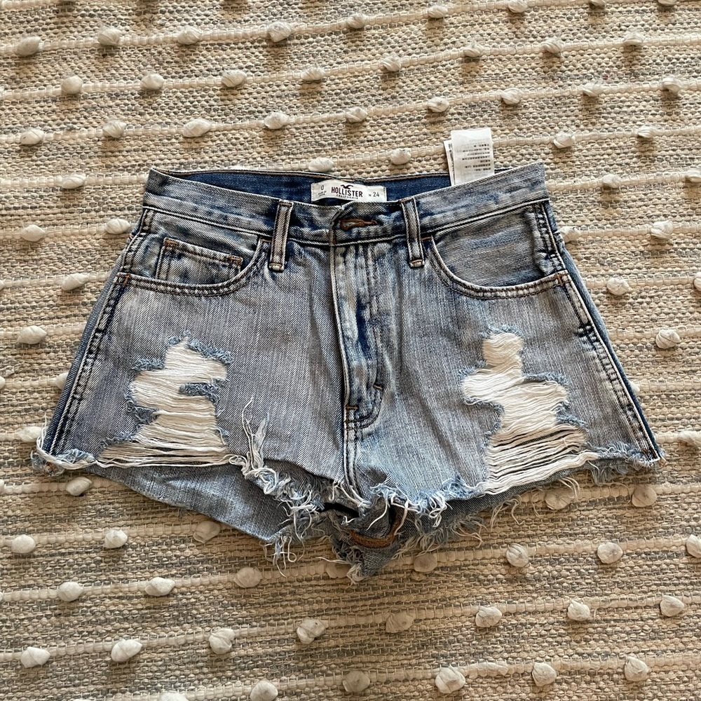 Hollister Women’s size 0 High Waisted Short Shorts Lightwash Distressed